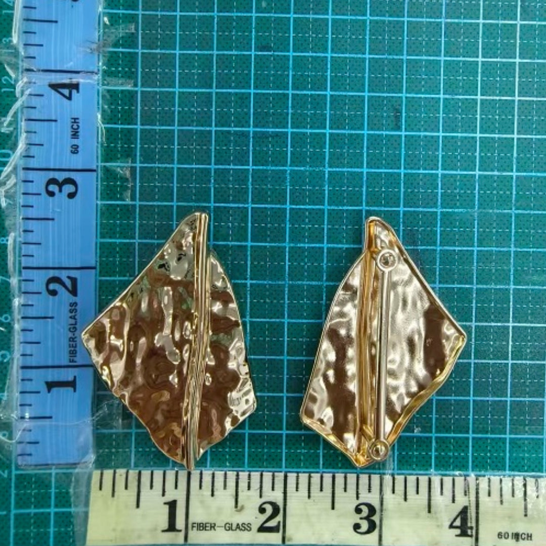 Diamond-Shaped Hammered Buckle - Gold Metallic Textured Design