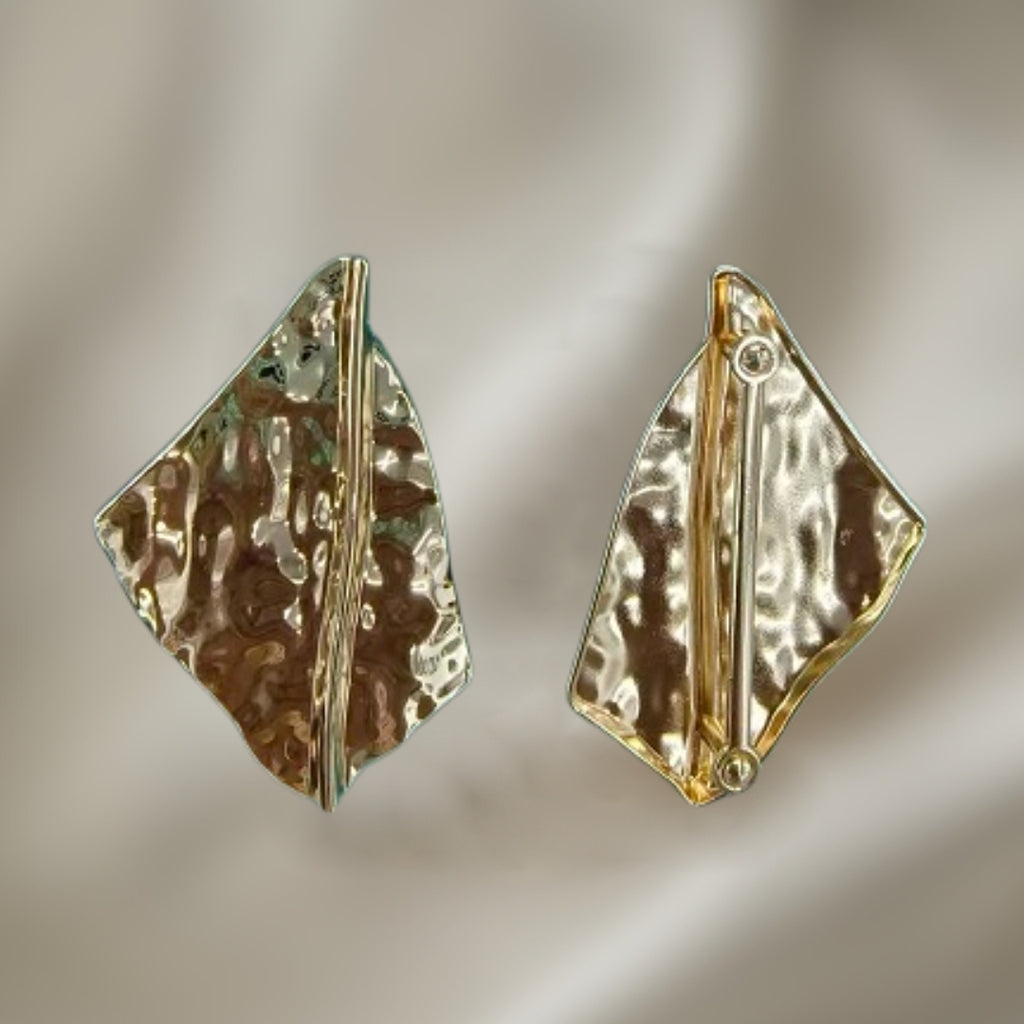 Diamond-Shaped Hammered Buckle - Gold Metallic Textured Design